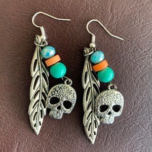 🔵NEW Super cute Skull and Feather Earrings